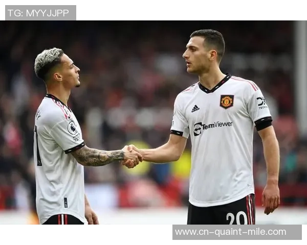 曼晚：曼联教练组给达洛特进行了1对1练习，改进其进攻站位